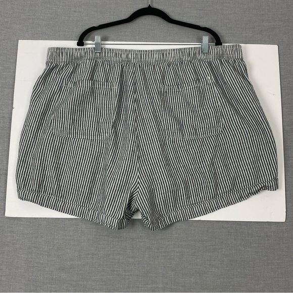 Old Navy Linen Blend Black and White Bermuda Shorts 3X - Picture 2 of 11